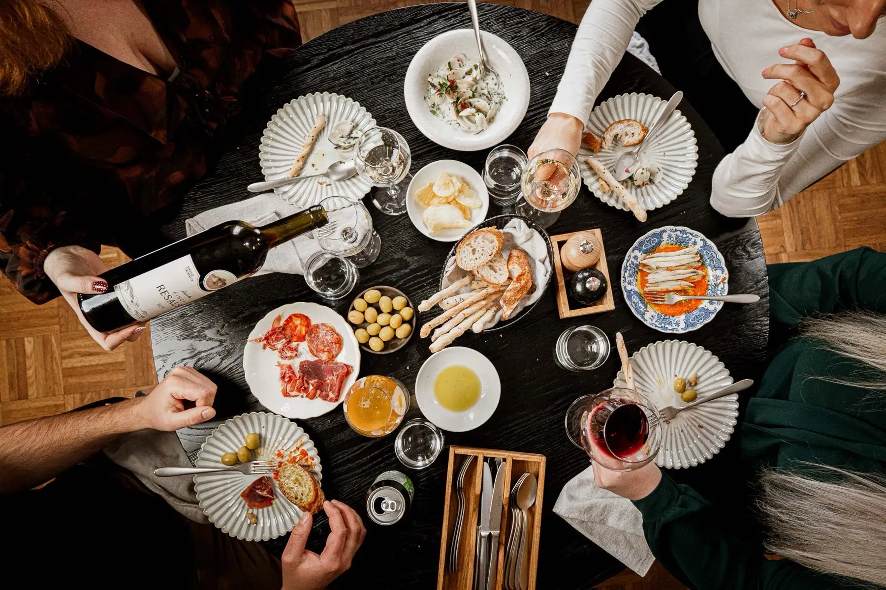 Sällskap som delar tallrikar på Bröd & Vin